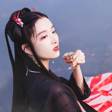 優(yōu)雅喝酒女生頭像，唯美古風真人頭像
