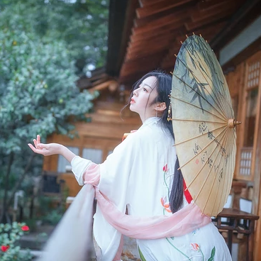 淡雅韻味帶傘女生頭像，唯美古風真人頭像