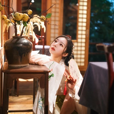 淡雅韻味帶傘女生頭像，唯美古風真人頭像