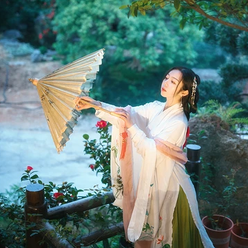 淡雅韻味帶傘女生頭像，唯美古風真人頭像