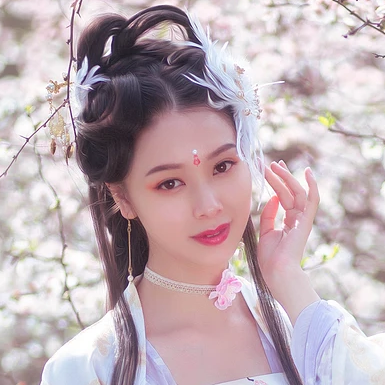 粉色桃花拂面帶團扇女生頭像，唯美古風(fēng)真人頭