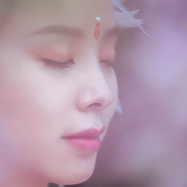 粉色桃花拂面帶團扇女生頭像，唯美古風(fēng)真人頭