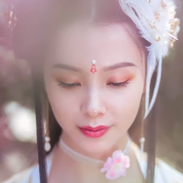 粉色桃花拂面帶團扇女生頭像，唯美古風(fēng)真人頭