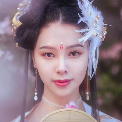 粉色桃花拂面帶團扇女生頭像，唯美古風(fēng)真人頭