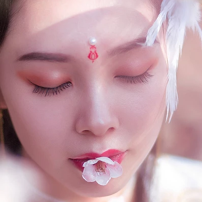 粉色桃花拂面帶團扇女生頭像，唯美古風(fēng)真人頭