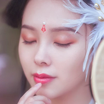 粉色桃花拂面帶團扇女生頭像，唯美古風(fēng)真人頭