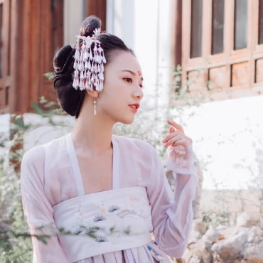 淡雅紅妝帶團(tuán)扇女生頭像，唯美古風(fēng)真人頭像