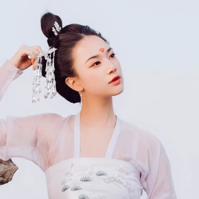 淡雅紅妝帶團(tuán)扇女生頭像，唯美古風(fēng)真人頭像