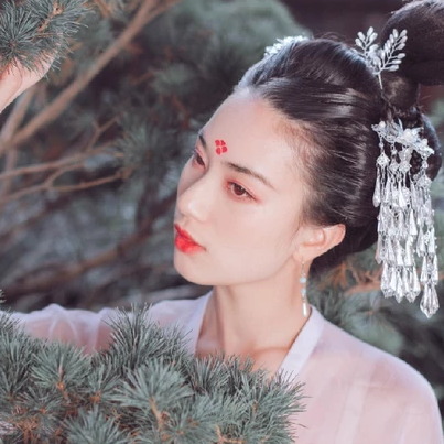 淡雅紅妝帶團(tuán)扇女生頭像，唯美古風(fēng)真人頭像