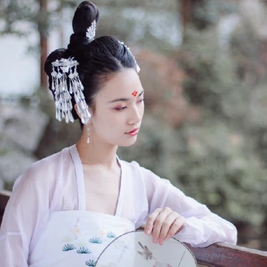 淡雅紅妝帶團(tuán)扇女生頭像，唯美古風(fēng)真人頭像