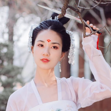 淡雅紅妝帶團(tuán)扇女生頭像，唯美古風(fēng)真人頭像