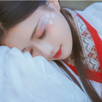 花落傷感喝酒女生頭像，唯美古風(fēng)真人頭像