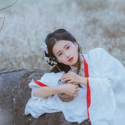 花落傷感喝酒女生頭像，唯美古風(fēng)真人頭像