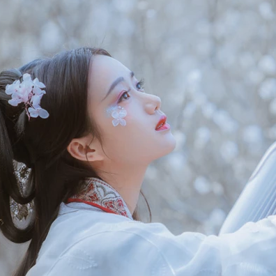 花落傷感喝酒女生頭像，唯美古風(fēng)真人頭像