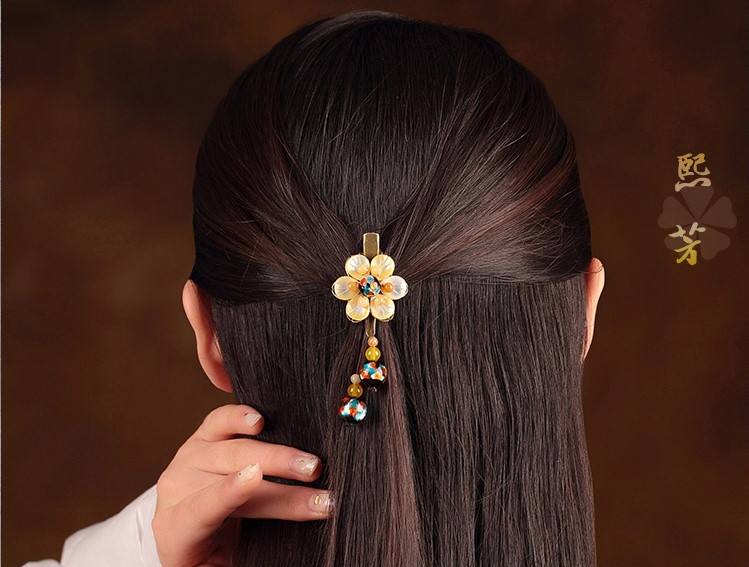 陽光花朵發(fā)夾，清新淡黃花頭飾