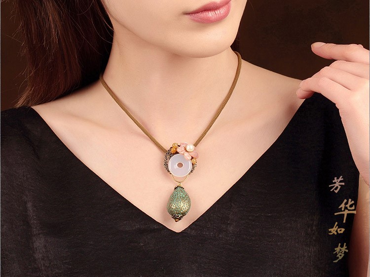 芳華如夢(mèng)項(xiàng)鏈，別致典雅項(xiàng)鏈?zhǔn)罪? src="/shige/d/file/bigpic/190404/04/13-1P321131937.jpg" / data-9Q0m="IwlS0U"><br / data-PGMN="Z2czPq">
	<img alt=