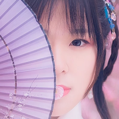 漫天桃花帶折扇女生頭像，唯美古風(fēng)真人頭像