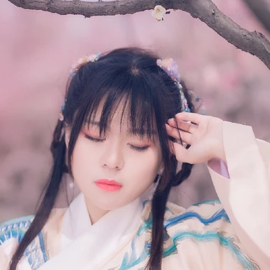 漫天桃花帶折扇女生頭像，唯美古風(fēng)真人頭像