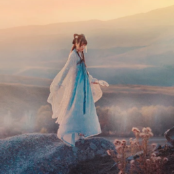 古典優(yōu)雅帶團(tuán)扇女生頭像，唯美古風(fēng)真人頭像