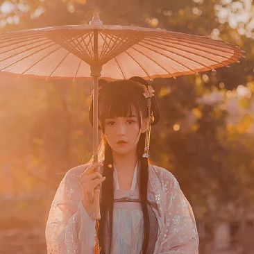 古典優(yōu)雅帶團(tuán)扇女生頭像，唯美古風(fēng)真人頭像