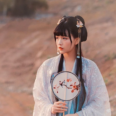 古典優(yōu)雅帶團(tuán)扇女生頭像，唯美古風(fēng)真人頭像