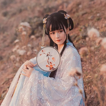 古典優(yōu)雅帶團(tuán)扇女生頭像，唯美古風(fēng)真人頭像
