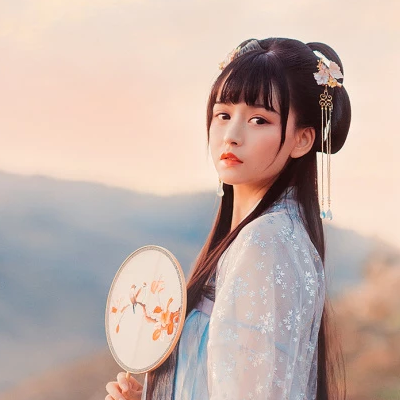 古典優(yōu)雅帶團(tuán)扇女生頭像，唯美古風(fēng)真人頭像