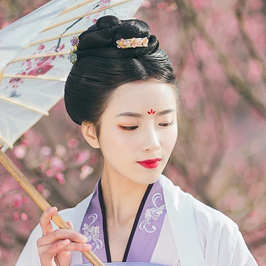 桃林探春帶傘女生頭像，唯美古風真人頭像