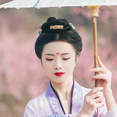 桃林探春帶傘女生頭像，唯美古風真人頭像