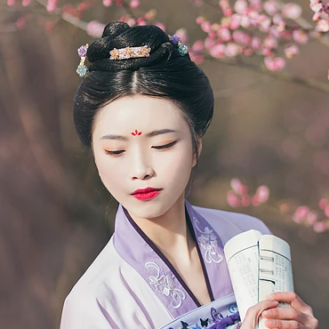 桃林探春帶傘女生頭像，唯美古風真人頭像