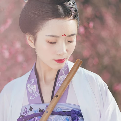 桃林探春帶傘女生頭像，唯美古風真人頭像