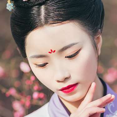 桃林探春帶傘女生頭像，唯美古風真人頭像