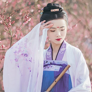 桃林探春帶傘女生頭像，唯美古風真人頭像