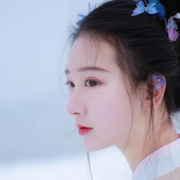 翩然蝴蝶帶傘女生頭像，唯美古風(fēng)真人頭像