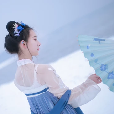 翩然蝴蝶帶傘女生頭像，唯美古風(fēng)真人頭像