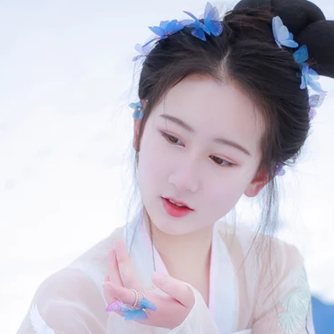翩然蝴蝶帶傘女生頭像，唯美古風(fēng)真人頭像