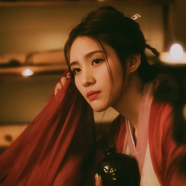 紅衣傷感喝酒女生頭像，唯美古風真人頭像