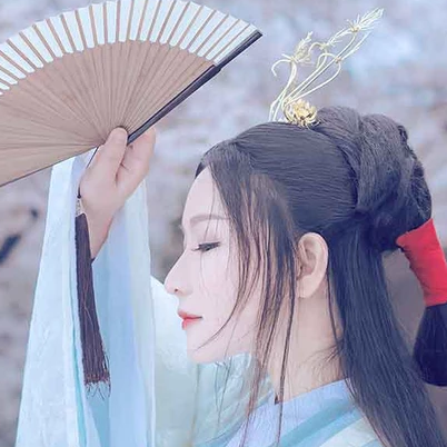 淡雅櫻花帶折扇女生頭像，唯美古風(fēng)真人頭像