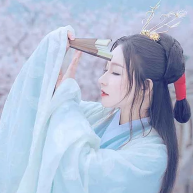 淡雅櫻花帶折扇女生頭像，唯美古風(fēng)真人頭像