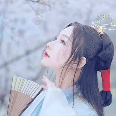 淡雅櫻花帶折扇女生頭像，唯美古風(fēng)真人頭像