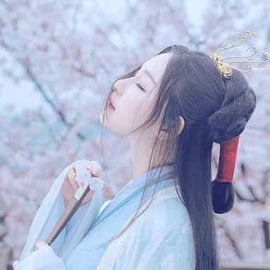 淡雅櫻花帶折扇女生頭像，唯美古風(fēng)真人頭像