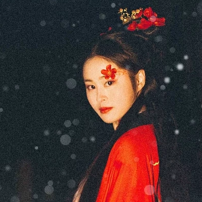 紅梅拂面女生頭像，唯美古風(fēng)真人頭像