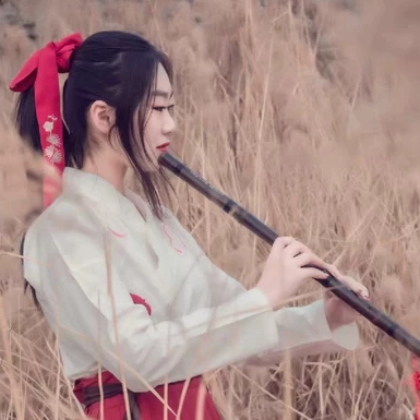 蘆葦叢文藝吹笛女生頭像，唯美古風真人頭像