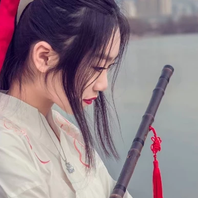 蘆葦叢文藝吹笛女生頭像，唯美古風真人頭像