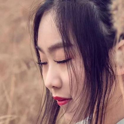 蘆葦叢文藝吹笛女生頭像，唯美古風真人頭像