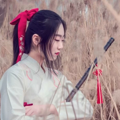 蘆葦叢文藝吹笛女生頭像，唯美古風真人頭像