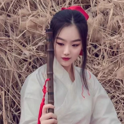 蘆葦叢文藝吹笛女生頭像，唯美古風真人頭像