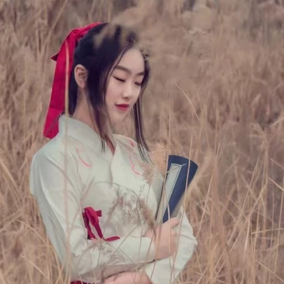 蘆葦叢文藝吹笛女生頭像，唯美古風真人頭像