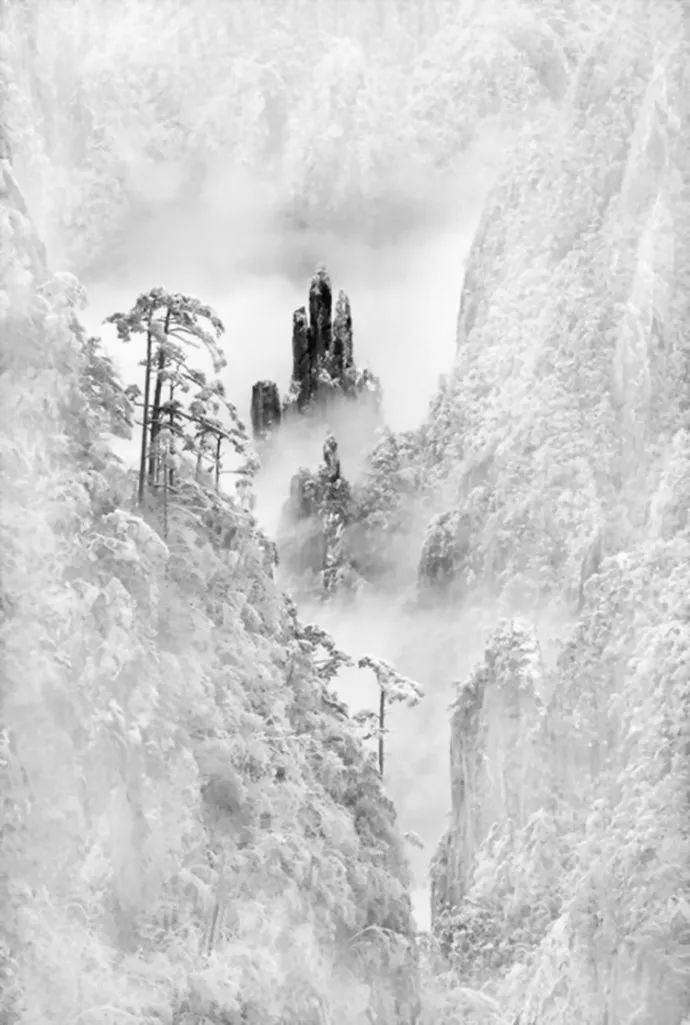 雪后黃山風(fēng)景宛如人間仙境，舞一曲雪中霓裳羽