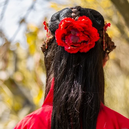 嬌艷花朵紅衣女生頭像，唯美古風(fēng)真人頭像